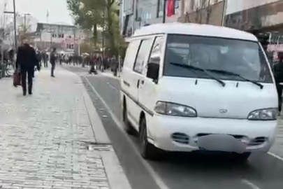 Düzce'de trafiğine kapalı caddeye ticari minibüs girdi!