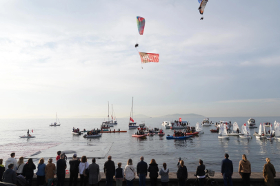 Kadıköy’de Binlerce Kişi Ata’ya Saygı Zinciri Oluşturdu
