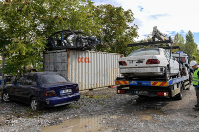 İzmir'de hurda araçlar ekonomiye kazandırılıyor