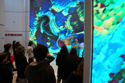 Akbank, Öğrencileri Refik Anadol’un   Yapay Zekâ Eseri İle Buluşturmaya Devam Ediyor