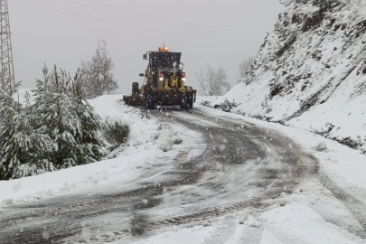 Antalya Büyükşehir ekipleri kapanan yolları iş makineleriyle açıyor