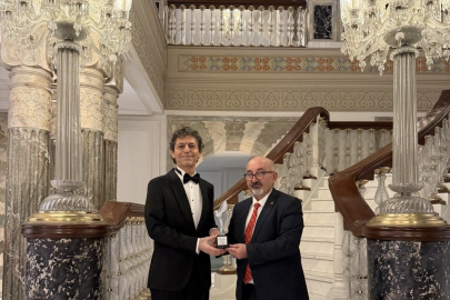 Akif Manaf’a Bir Barış Ödülü Daha: Dünyaca Ünlü Yazar Egeyön Barış Ödülünü Aldı