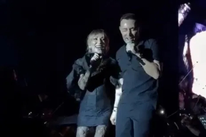 Mustafa Sandal konserinde kraliçe Ziynet Sali'yi ağırladı!