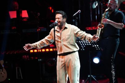Bursa Açıkhava'da Emre Altuğ'dan Müzik Dolu Gece